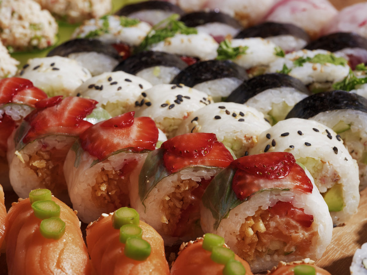 Gros plan sur un assortiment de makis Sushi Taxi